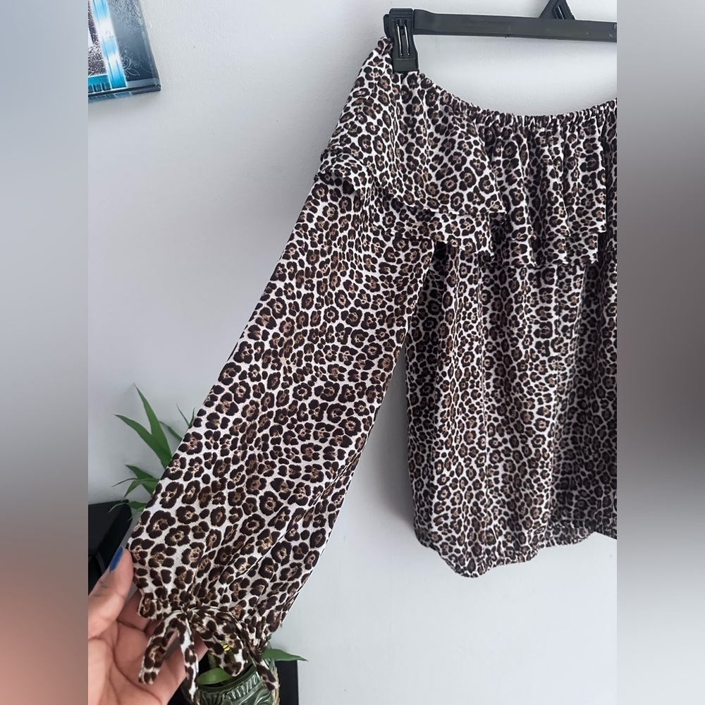 Michael Kors Cheetah-Print Ruffled Top peasant blouse off- shoulder Size Small - Picture 3 of 7